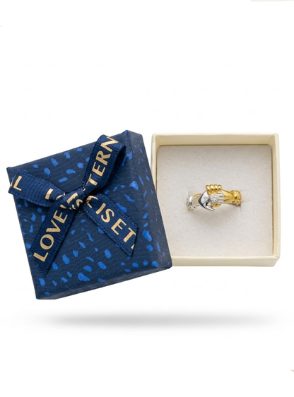 Anillo de Manos Entrelazadas